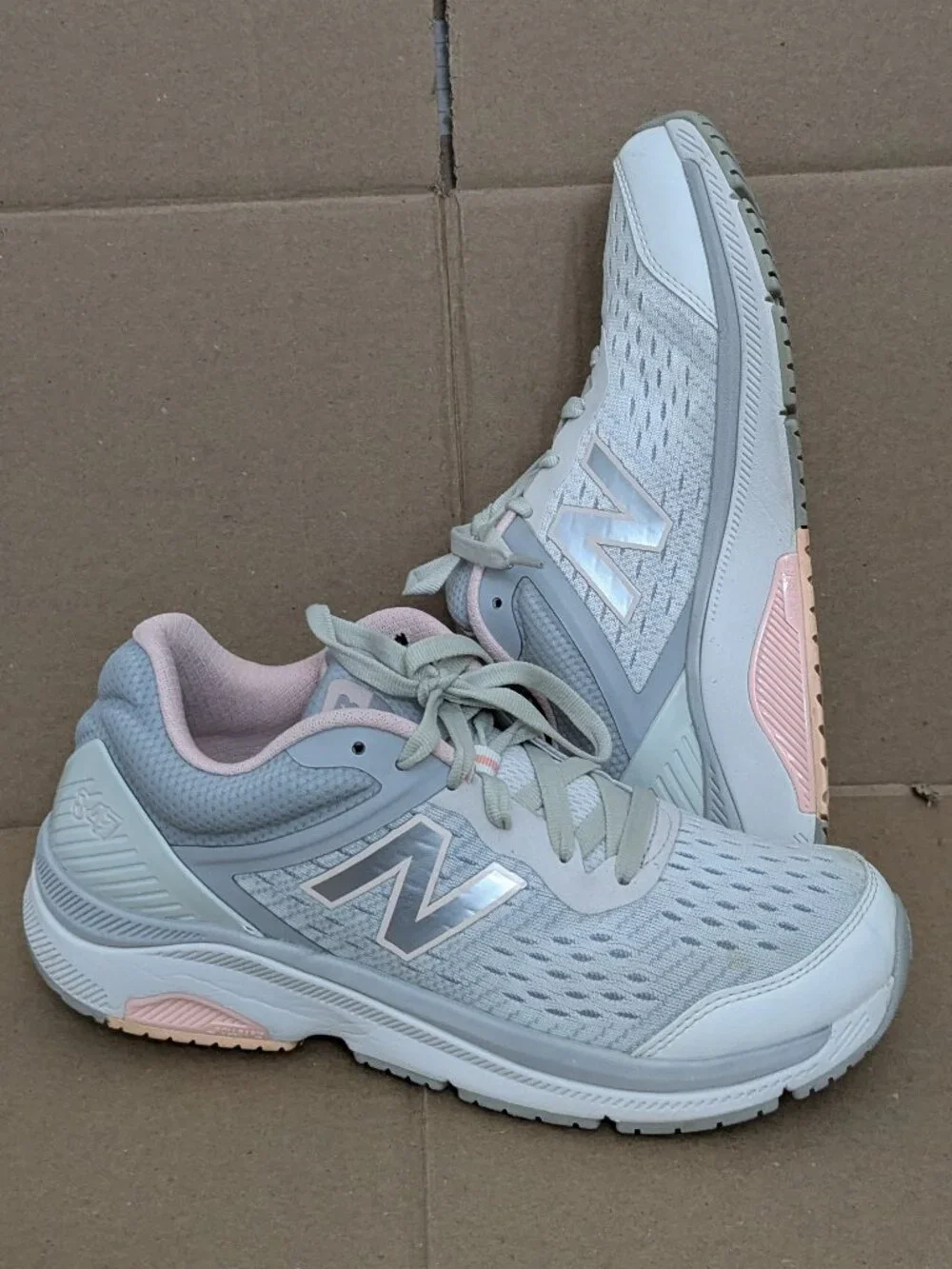 New Balance 847 v4 Walking Shoes Sneakers Womens Size 10.5 Gray Pink Comfort